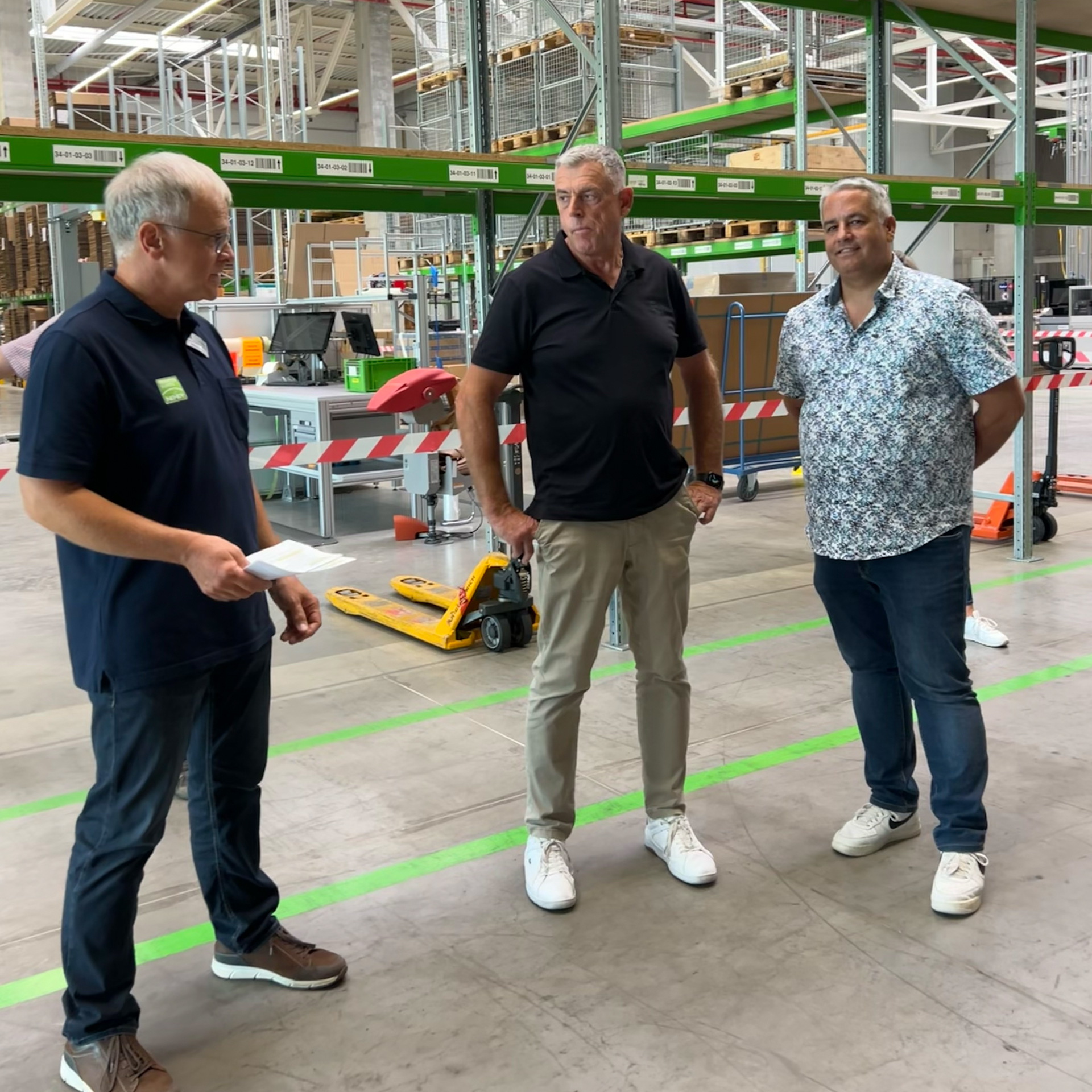 Wolfgang Abraham (links, Technischer Schulungsleiter NEHER), Stefan Lang (Mitte) und Falko Rübsam (rechts) im neuen Logistik-Werksteil von NEHER in Frittlingen.