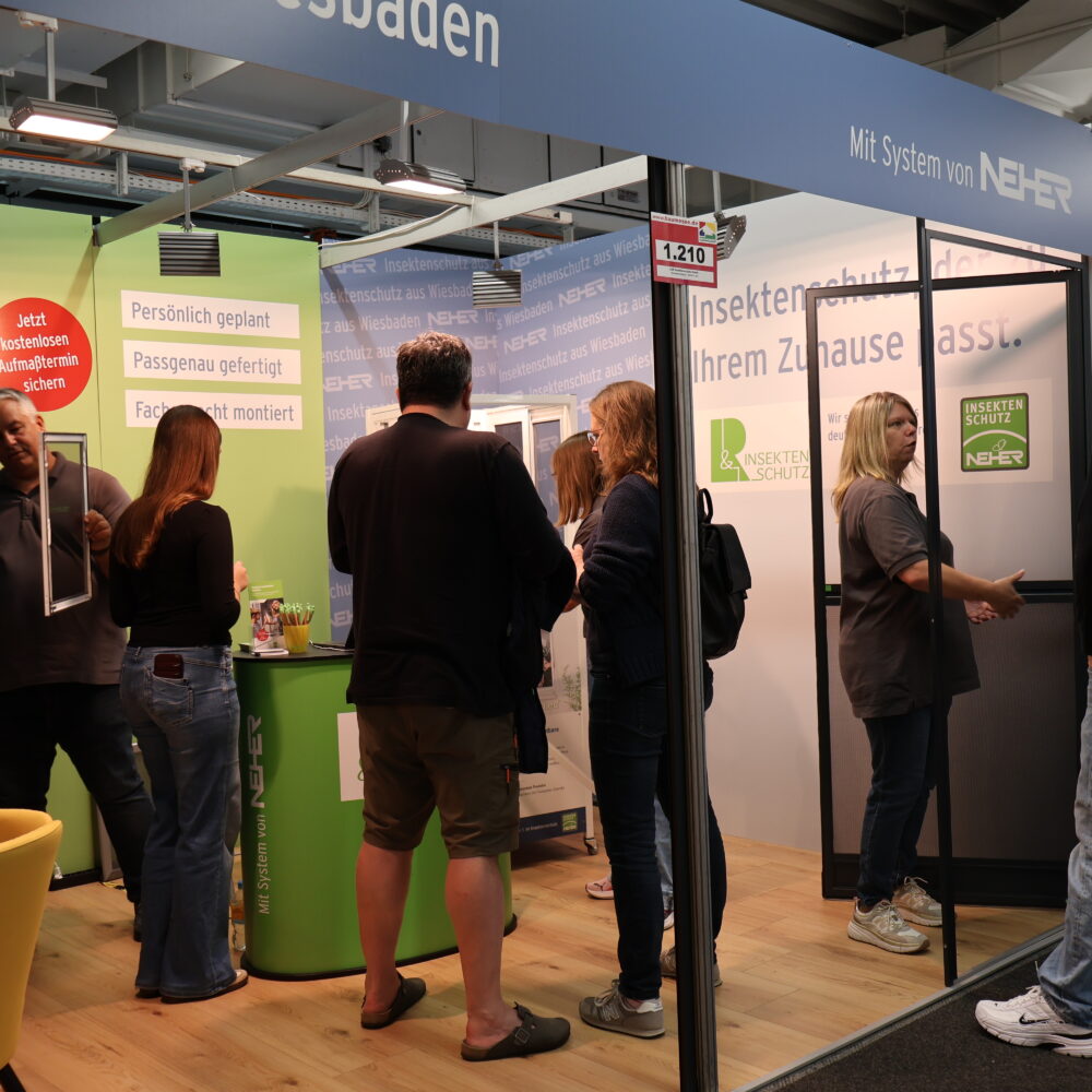 Besucher im Beratungsgespräch am Messestand von L&R Insektenschutz auf der Baumesse Hofheim 2026