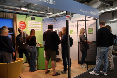 Besucher im Beratungsgespräch am Messestand von L&R Insektenschutz auf der Baumesse Hofheim 2026
